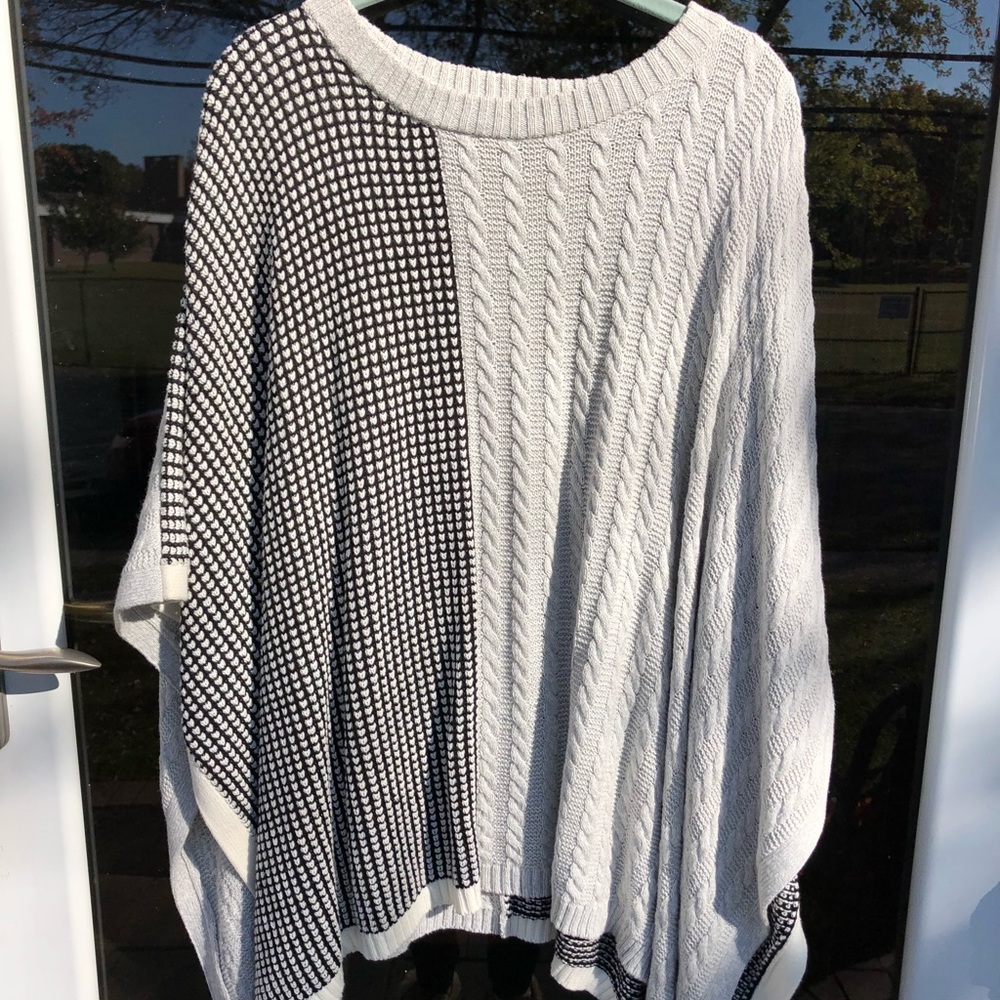 Vince Camuto Sweater Poncho (S/M) Grey/Black